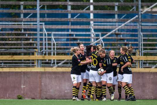 s Nicole Odelberg Modin jublar med lagkamrater efter 1-1 under fotbollsmatchen i Elitettan mellan AIK och Kvarnseden den 30 maj 2019 i Stockholm.