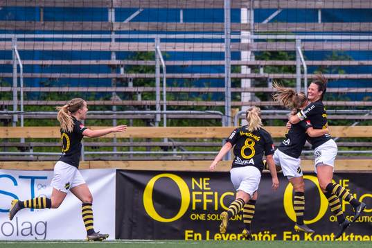 s Nicole Odelberg Modin jublar med lagkamrater efter 1-1 fotbollsmatchen i Elitettan mellan AIK och Kvarnseden den 30 maj 2019 i Stockholm.