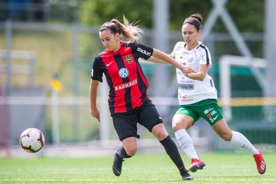 Brommapojkarnas Emelie Eriksson och Assis Rebekah O'Brien