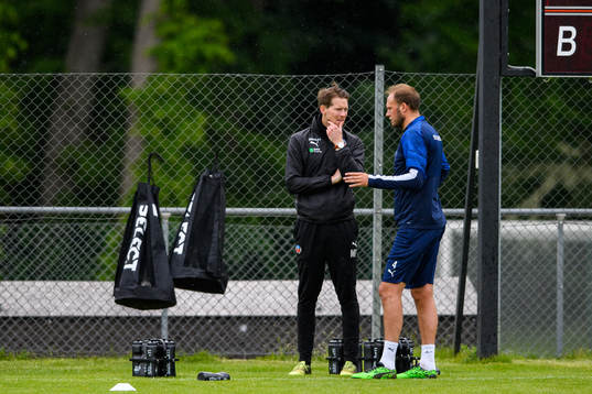 Andreas Granqvist i samtal med sjukgymnast Markus Pettersson