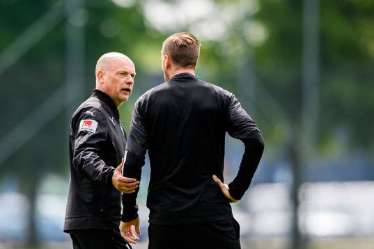 Tränare Uwe Rösler pratar med Leeds-spelaren Pontus Jansson