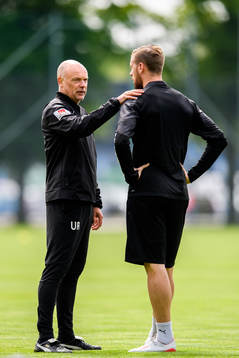 Tränare Uwe Rösler pratar med Leeds-spelaren Pontus Jansson