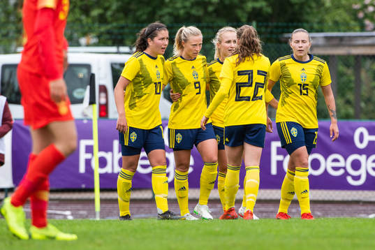 Sveriges Loreta Kullashi, Rebecka Blomqvist och Selina Henriksson jublar med lagkamrater efter att Blomqvist gjort 2-0
