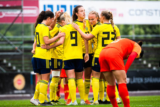 Sveriges Emma Westin jublar med lagkamrater efter hon gjort 1-0