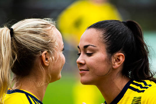 Sveriges Michelle de Jongh jublar med lagkamrat