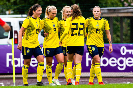 Sveriges Loreta Kullashi, Rebecka Blomqvist, Tove Almqvist, Ebba Hed och Selina Henriksson jublar efter Rebecka gjort 2-0