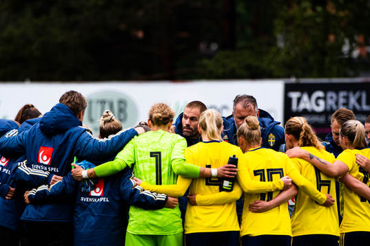 Sveriges förbundskapten Ulf Kristiansson jublar tillsammans med spelarna