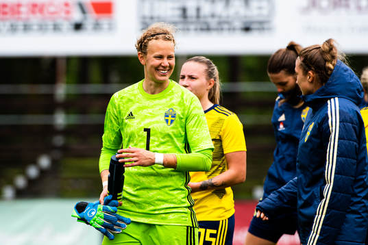 Sveriges målvakt Cajsa Andersson jublar