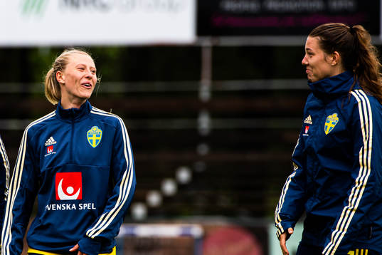 Sveriges Rebecka Blomqvist och Emma Westin jublar