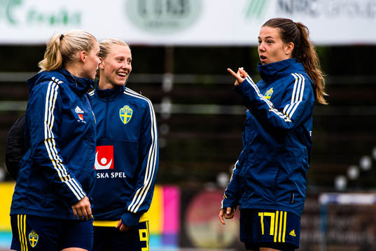 Sveriges Rebecka Blomqvist och Emma Westin jublar