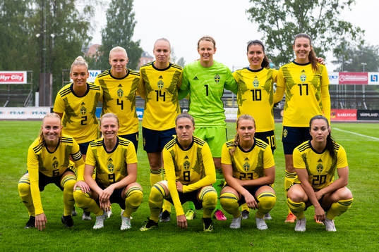 Sveriges spelare poserar för en lagbild. bakre raden fr. v. Ronja Aronsson, Josefine Rybrink, Matilda Plan, målvakt Cajsa Andersson, Loreta Kullashi och Emma Westin. Främre raden fr.v Ebba Wieder, Rebecka Blomqvist, Filippa Angeldal, Amanda Nildén och Michelle de Jongh