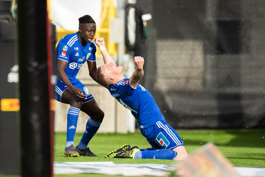 Sundsvalls Peter Wilson och Tobias Eriksson jublar efter att Eriksson gjort 0-1