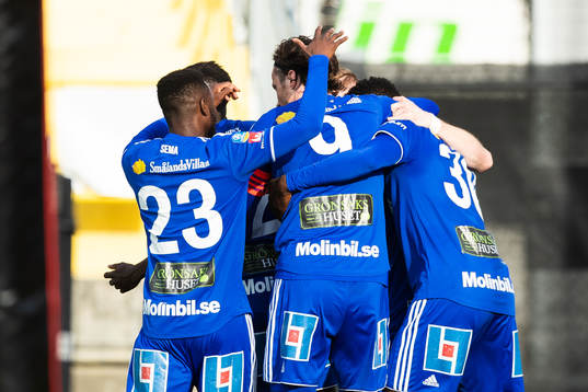 Sundsvalls Tobias Eriksson jublar med lagkamrater efter att han gjort 0-1