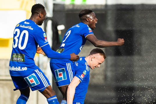 Sundsvalls Peter Wilson, Pa Konate och Tobias Eriksson jublar efter att Eriksson gjort 0-1
