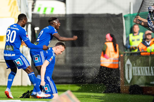 Sundsvalls Peter Wilson, Pa Konate och Tobias Eriksson jublar efter att Eriksson gjort 0-1
