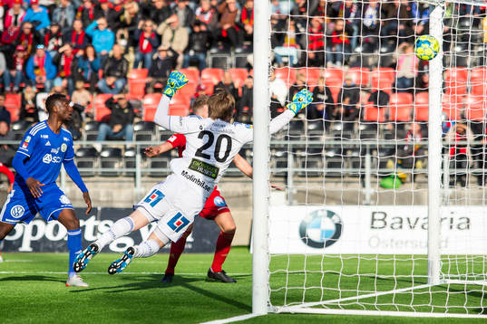 Östersunds Noah Sonko Sundberg (ej i bild) gör 1-1 bakom
