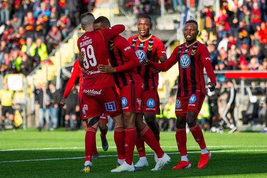 Östersunds Dino Islamovic jublar med målskytten till 1-1 Noah Sonko Sundberg