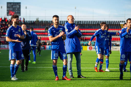 Sundsvalls Carlos Gracia och tränare Joel Cedergren tackar