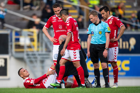 Kalmars Rafael Gimenes Da Silva ligger ner skadad