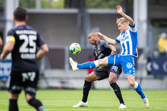 Örebros Carlos Strandberg och IFK Göteborgs Carl Starfelt
