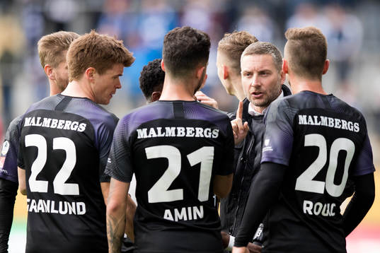 Örebros tränare Axel Kjäll pratar med sina spelare