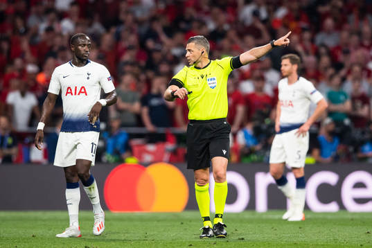 Moussa Sissoko of Tottenham and referee Damir Skomina