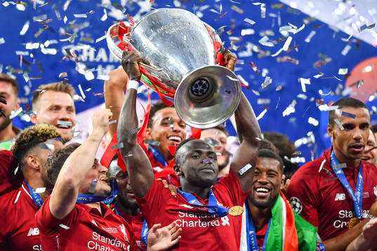 Sadio Mane of Liverpool celebrate with the trophy