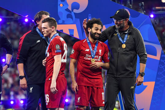 Mohamed Salah and Head coach Jürgen Klopp in the podium
