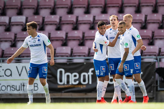 IFK Norrköpings Lars Krogh Gerson jublar med lagkamrater