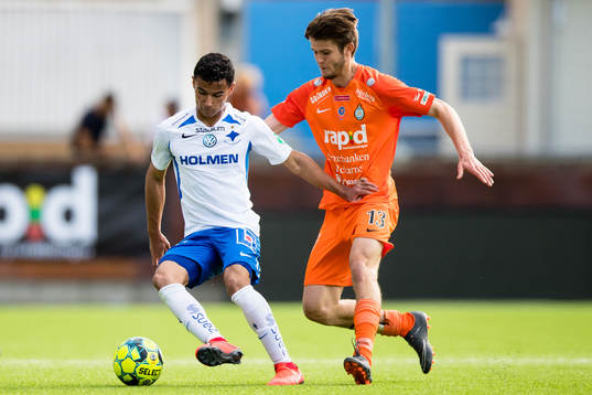 IFK Norrköpings Ian Smith i kamp om bollen med AFC