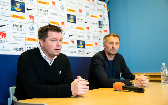 IFK Norrköpings tränare Jens Gustafsson talar med media