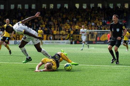 Häckens Godswill Ekpolo och Elfsborgs Simon Strand i kamp