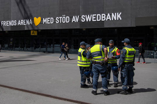 Ordningsvakter utanför Friend Arena
