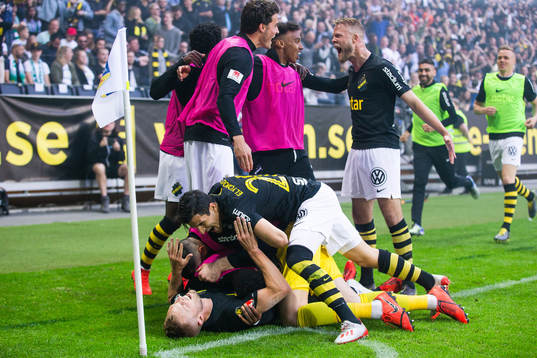 s Sebastian Larsson (liggande) jublar med Heradi Rashidi