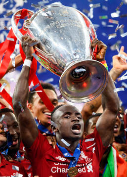 Sadio Mane of Liverpool celebrate with the trophy