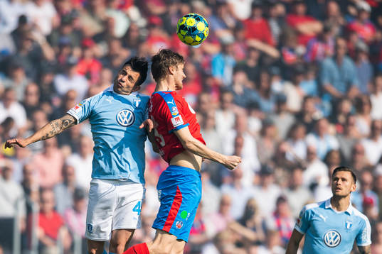  Malmö FFs Behrang Safari och Helsingborgs Andri Runar Bjarnason  i nickduell