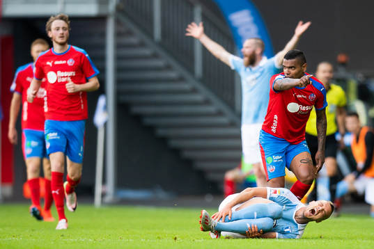 Malmö FFs Eric Larsson faller