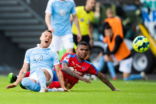Malmö FFs Eric Larsson tacklas av Helsingborgs Wanderson