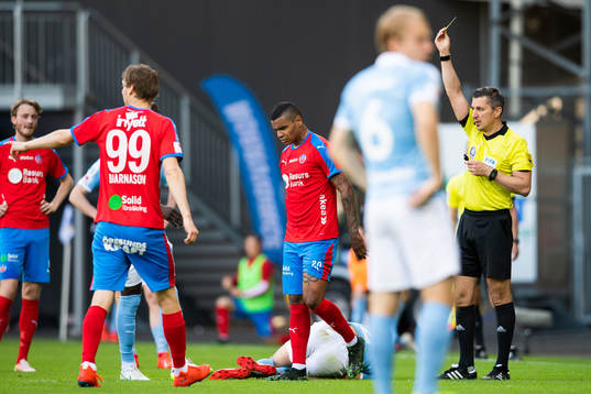 Helsingborgs Wanderson Do Carmo varnar domare Bojan Pandzic