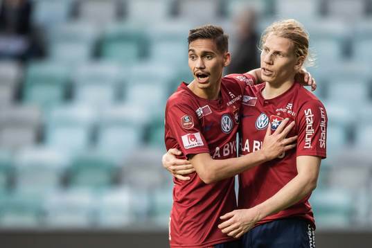 Örgrytes Fredrik Zanjanchi jublar med Gustav Ludwigson efter 2-0