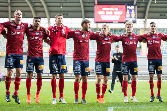 Örgryte jublar framför klacken