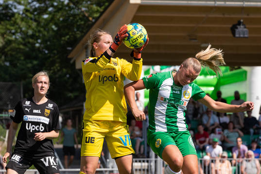 Umeås målvakt Agnes Granberg i kamp med Hammarbys Louise Lillbäck