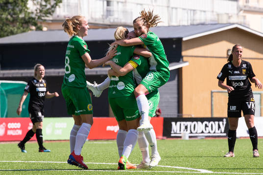 Hammarbys Louise Lillbäck jublar med lagkamrater efter att hon gjort 1-0