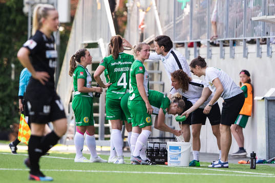 Hammarbys spelare dricker och sköljer ansiktet i vatten vid ett spelavbrott