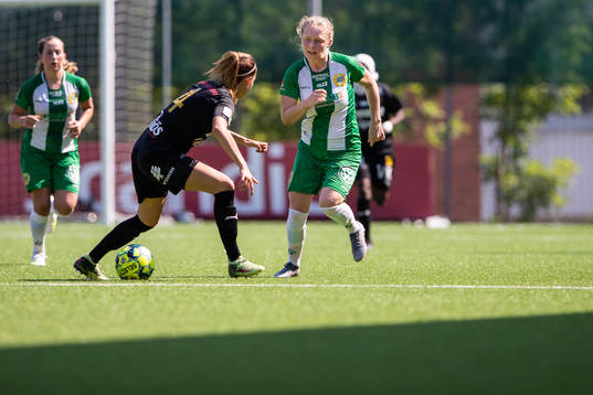 Umeås Jasmin Nejati och Hammarbys Emilia Larsson