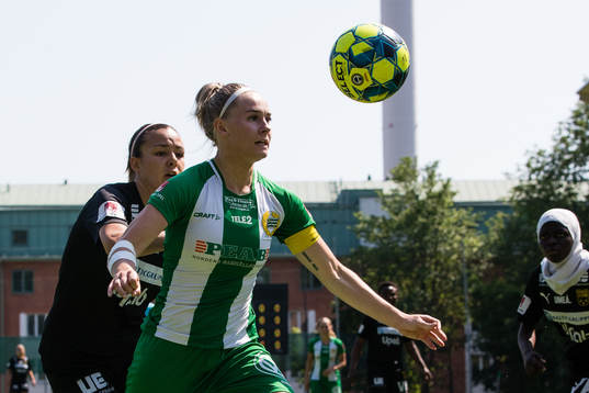 Umeås Jasmin Nejati i kamp om bollen med Hammarbys Emma