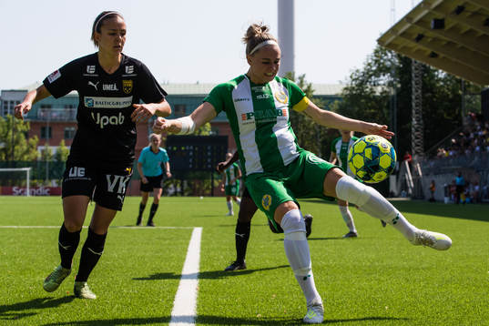 Umeås Jasmin Nejati i kamp om bollen med Hammarbys Emma