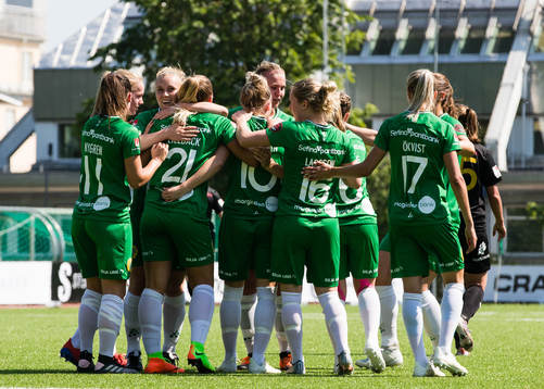 Hammarbys spelare jublar efter att Louise Lillbäck gjort 1-0 för Hammarby