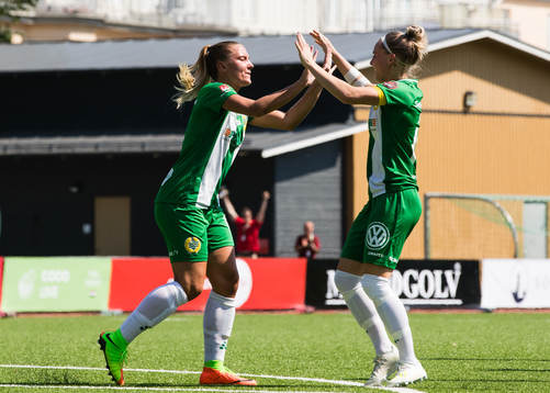 Hammarbys Louise Lillbäck jublar tillsammans med Emma Jansson efter att ha gjort 1-0 för Hammarby