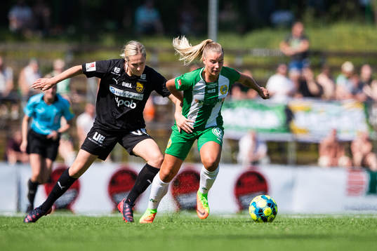 Umeås Nikolina Lundin Lundström och Hammarbys Louise Lillbäck i kamp om bollen